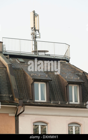 Antenne de téléphonie mobile au-dessus d'un immeuble dans un quartier résidentiel de Zurich, Suisse. Banque D'Images