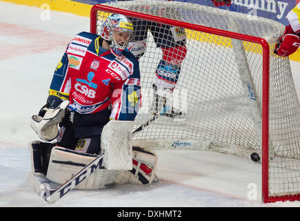 Bratislava, Slovaquie . Mar 26, 2014. Quart de finale des séries éliminatoires de hockey sur glace, Lev Prague vs Donbass Donetsk, 5e match à Bratislava, Slovaquie le 26 mars 2014. Le gardien de Pardubice Julius hudacek reçoit le quatrième objectif. Photo : CTK/Alamy Live News Banque D'Images