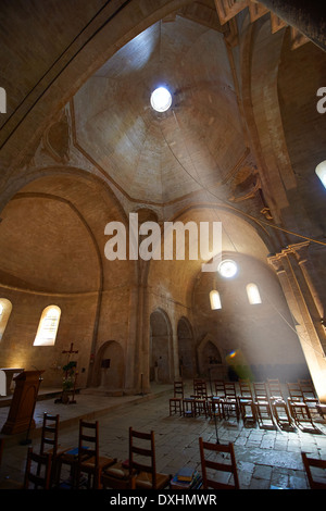 Intérieur de l'abbaye cistercienne romane du xiie siècle de Notre-Dame de Sénanque ( 1148 ) à proximité de Gordes en Provence, France. Banque D'Images