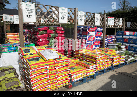 Sacs d'engrais de compost sur les palettes de garden centre, Royaume-Uni Banque D'Images