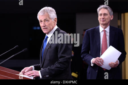Washington, DC, USA. Mar 26, 2014. Le secrétaire américain à la défense Chuck Hagel (L) et de la secrétaire de la Défense Philip Hammond assister à une conférence de presse au Pentagone, Washington, DC, États-Unis, le 26 mars 2014. Secrétaire américain à la défense Chuck Hagel et son homologue britannique en visite Philip Hammond, a déclaré mercredi qu'ils ne peuvent pas exclure quoi que ce soit -- y compris le terrorisme -- sur ce qui est arrivé aux disparus Malaysian Airlines jetliner. Credit : Yin Bogu/Xinhua/Alamy Live News Banque D'Images