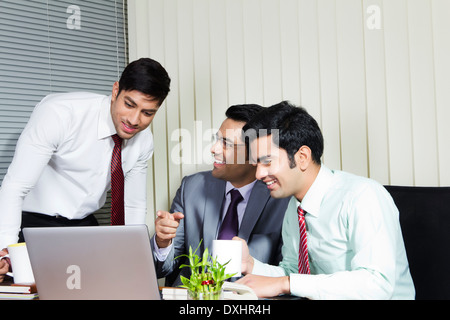 Indian Businessman sitting in Office et Disscussing Banque D'Images