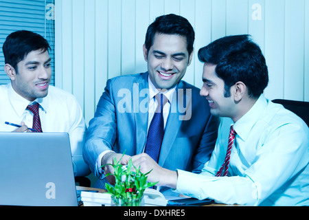 Indian Businessman sitting in Office et Disscussing Banque D'Images