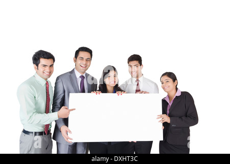 Affaires indiennes personnes debout avec Message Board Banque D'Images