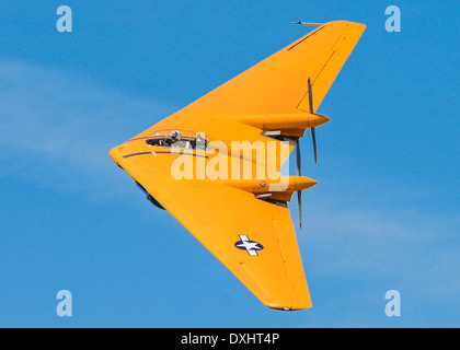 La dernière Northrop N-9MO aile volante prend son envol au cours de la Comté LA Air Show le 21 mars 2014 à Lancaster, CA. L'aéronef est administré par le California Air Planes of Fame Museum. Banque D'Images