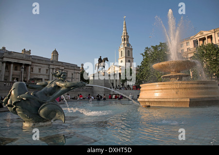 Fontaine à Trafalgar Square et Saint Martin dans le domaine de l''Église en arrière-plan, Londres, Angleterre Banque D'Images