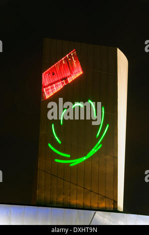 "Merci", un affichage laser temporaire par Craig Morrison qui diffusés les mots "merci" dans le code morse en l'honneur d'Alan Turing et les hommes et femmes qui ont servi dans les deux guerres mondiales. Les poutres sont projetées depuis le Lowry Centre sur à l'Imperial War Museum North. Salford Quays, Manchester, Angleterre, RU Banque D'Images