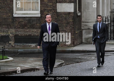 Londres, Royaume-Uni. 26 mars 2014. Le Premier ministre britannique David Cameron à l'extérieur de 10 Downing Street à Londres Crédit : Guy Josse/Alamy Live News Banque D'Images