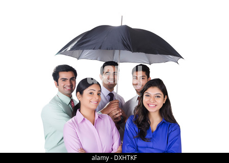 Affaires indiennes personnes debout avec parapluie Banque D'Images