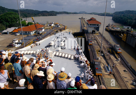 Panama Pedro Miguel Locks Canal de Panama les passagers et l'équipage sur le pont de QE2 Cunard Cruise Ship Banque D'Images