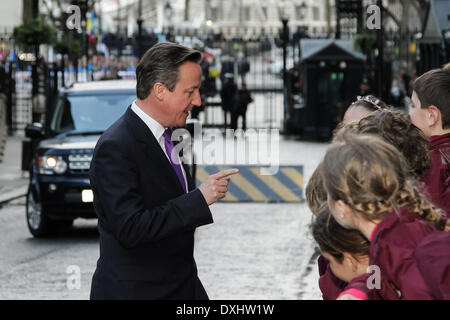 Londres, Royaume-Uni. 26 mars 2014. Le Premier ministre britannique, David Cameron, à l'extérieur de Downing Street rencontre avec les enfants de l'école visite locale avant une réunion avec l'Ukrainien parti UDAR MP de Vitali Klitschko. Crédit : Guy Josse/Alamy Live News