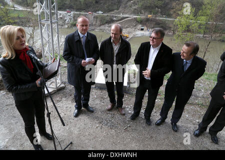 Zenica. Mar 26, 2014. Premier Ministre de la Bosnie-Herzégovine Nermin Niksic (2e R) visite le lieu où une centrale hydroélectrique sera construit, à proximité de Vranduk Zenica le 26 mars 2014. © Haris Memija/Xinhua/Alamy Live News Banque D'Images