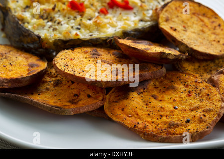 Photo gros plan horizontal des tranches d'igname cuite et poissons on white plate Banque D'Images