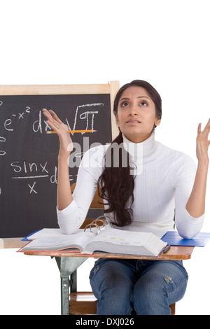 High school college student sitting femme indienne ethnique par 24 au cours de mathématiques. Tableau noir avec des formules mathématiques avancées Banque D'Images