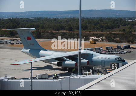 Perth, Australie. Mar 27, 2014. Un avion de la Force aérienne chinoise retourne à l'Aéroport International de Perth à Perth, Australie, le 27 mars 2014. La recherche dans le sud de l'océan Indien pour des signes de l'absence du vol MH370 de Malaysia Airlines a été suspendu en raison du mauvais temps. © Lui Siu Wai/Xinhua/Alamy Live News Banque D'Images