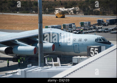 Perth, Australie. Mar 27, 2014. Un avion de la Force aérienne chinoise retourne à l'Aéroport International de Perth à Perth, Australie, le 27 mars 2014. La recherche dans le sud de l'océan Indien pour des signes de l'absence du vol MH370 de Malaysia Airlines a été suspendu en raison du mauvais temps. © Lui Siu Wai/Xinhua/Alamy Live News Banque D'Images