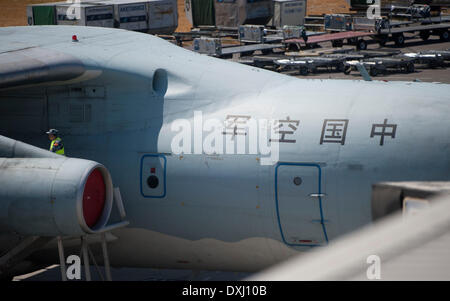 Perth, Australie. Mar 27, 2014. Un avion de la Force aérienne chinoise retourne à l'Aéroport International de Perth à Perth, Australie, le 27 mars 2014. La recherche dans le sud de l'océan Indien pour des signes de l'absence du vol MH370 de Malaysia Airlines a été suspendu en raison du mauvais temps. © Lui Siu Wai/Xinhua/Alamy Live News Banque D'Images