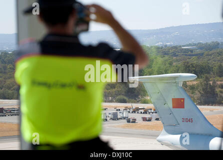 Perth, Australie. Mar 27, 2014. Un avion de la Force aérienne chinoise retourne à l'Aéroport International de Perth à Perth, Australie, le 27 mars 2014. La recherche dans le sud de l'océan Indien pour des signes de l'absence du vol MH370 de Malaysia Airlines a été suspendu en raison du mauvais temps. © Lui Siu Wai/Xinhua/Alamy Live News Banque D'Images