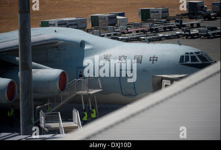 Perth, Australie. Mar 27, 2014. Un avion de la Force aérienne chinoise retourne à l'Aéroport International de Perth à Perth, Australie, le 27 mars 2014. La recherche dans le sud de l'océan Indien pour des signes de l'absence du vol MH370 de Malaysia Airlines a été suspendu en raison du mauvais temps. © Lui Siu Wai/Xinhua/Alamy Live News Banque D'Images