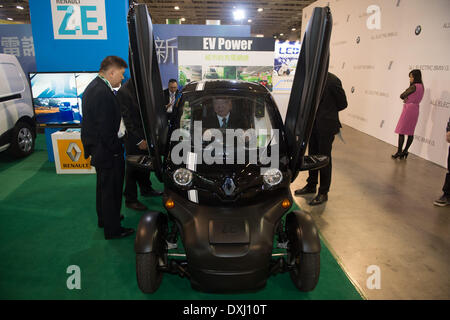 Macao, Chine. Mar 27, 2014. Un visiteur essaie une voiture électrique au cours de la coopération environnementale internationale Macao 2014 Forum et Exposition (MIECF) à Macao, Chine du sud, le 27 mars 2014. Le forum de trois jours a donné le coup d'ici jeudi. © KA Kam Cheong/Xinhua/Alamy Live News Banque D'Images