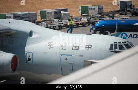 Perth, Australie. Mar 27, 2014. Un avion de la Force aérienne chinoise retourne à l'Aéroport International de Perth à Perth, Australie, le 27 mars 2014. La recherche dans le sud de l'océan Indien pour des signes de l'absence du vol MH370 de Malaysia Airlines a été suspendu jeudi en raison de mauvaises conditions météorologiques. L'Australian Maritime Safety Authority (AMSA) dit par l'intermédiaire de son Twitter que tous les aéronefs étaient de retour à Perth et tous les bateaux ont quitté la zone de recherche. © Lui Siu Wai/Xinhua/Alamy Live News Banque D'Images