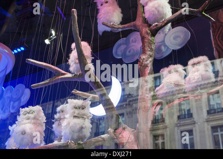 Les hiboux à plumes blanches dans les Galeries Lafayette Noël la vitrine, Paris, France Banque D'Images