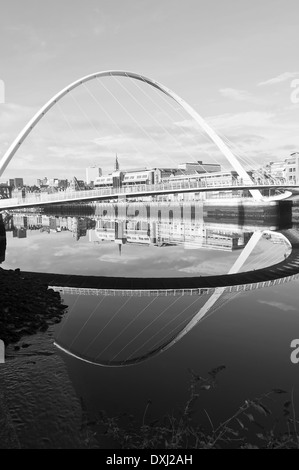 Reflets dans la rivière Tyne avec Gateshead Millennium Bridge à partir de Quayside Newcastle upon Tyne Angleterre Royaume-Uni UK Banque D'Images