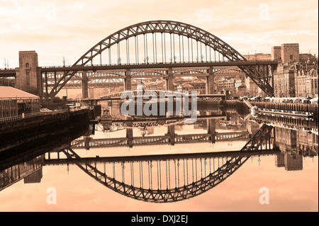 Image miroir Reflets de la Tyne et de ponts dans la région de Tyne à Newcastle Quayside Angleterre Royaume-Uni UK Banque D'Images