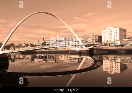 Reflets dans la rivière Tyne avec Gateshead Millennium Bridge à partir de Quayside Newcastle upon Tyne Angleterre Royaume-Uni UK Banque D'Images