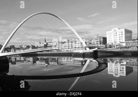 Reflets dans la rivière Tyne avec Gateshead Millennium Bridge à partir de Quayside Newcastle upon Tyne Angleterre Royaume-Uni UK Banque D'Images