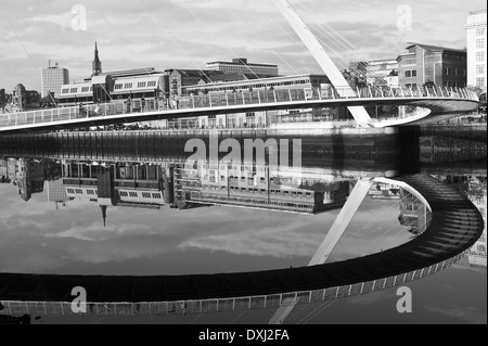 Reflets dans la rivière Tyne avec Gateshead Millennium Bridge à partir de Quayside Newcastle upon Tyne Angleterre Royaume-Uni UK Banque D'Images