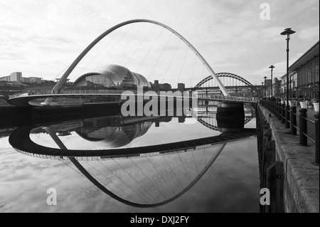 Reflets dans la rivière Tyne avec Gateshead Millennium Bridge à partir de Quayside Newcastle upon Tyne Angleterre Royaume-Uni UK Banque D'Images