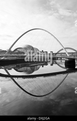 Reflets dans la rivière Tyne avec Gateshead Millennium Bridge à partir de Quayside Newcastle upon Tyne Angleterre Royaume-Uni UK Banque D'Images