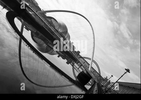 Reflets dans la rivière Tyne avec Gateshead Millennium Bridge à partir de Quayside Newcastle upon Tyne Angleterre Royaume-Uni UK Banque D'Images