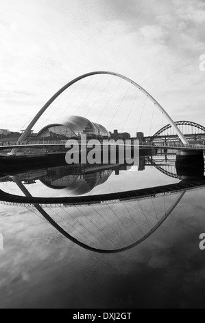 Reflets dans la rivière Tyne avec Gateshead Millennium Bridge à partir de Quayside Newcastle upon Tyne Angleterre Royaume-Uni UK Banque D'Images