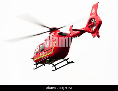 Nord-ouest de l'Eurocopter EC135 T2 G-NWAE Hélicoptère survolant Alsager Cheshire sur une urgence médicale Angleterre Royaume-Uni UK Banque D'Images