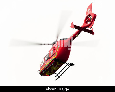 Nord-ouest de l'Eurocopter EC135 T2 G-NWAE Hélicoptère survolant Alsager Cheshire sur une urgence médicale Angleterre Royaume-Uni UK Banque D'Images