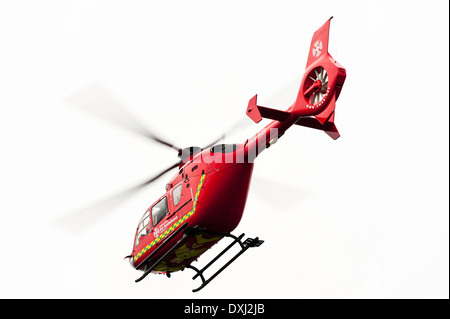 Nord-ouest de l'Eurocopter EC135 T2 G-NWAE Hélicoptère survolant Alsager Cheshire sur une urgence médicale Angleterre Royaume-Uni UK Banque D'Images