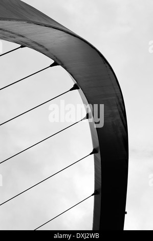 Reflets dans la rivière Tyne avec Gateshead Millennium Bridge à partir de Quayside Newcastle upon Tyne Angleterre Royaume-Uni UK Banque D'Images