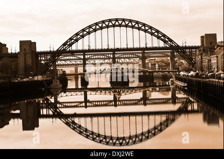 Image miroir Reflets de la Tyne et de ponts dans la région de Tyne à Newcastle Quayside Angleterre Royaume-Uni UK Banque D'Images