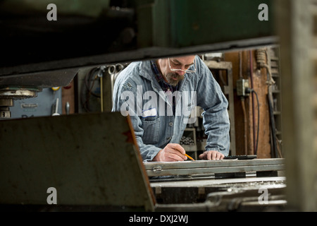 Homme travaillant dans metal shop Banque D'Images