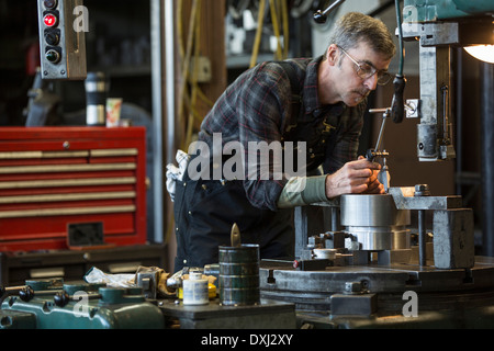 Man sur l'utilisation de machines en atelier Banque D'Images