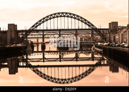 Image miroir Reflets de la Tyne et de ponts dans la région de Tyne à Newcastle Quayside Angleterre Royaume-Uni UK Banque D'Images