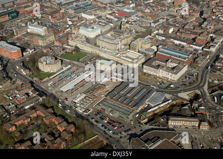 Vue aérienne de Bolton y compris le centre-ville, station de bus, des marchés et de l'hôtel de ville Banque D'Images