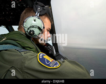Canberra. 24Th Mar, 2014. Royal Australian Air Force Flight Lieutenant Russell Adams balaie l'océan depuis la cabine de pilotage d'une AP-3C Orion sur le sud de l'océan Indien dans le cadre de l'Australian Maritime Safety Authoirty-led Vous pouvez chercher du vol MH370 de Malaysia Airlines le 24 mars 2014. © Ministère de la Défense australien/Xinhua/Alamy Live News Banque D'Images