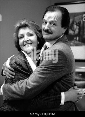 STRESS EXÉCUTIF (1988) PENELOPE KEITH, PETER BOWLES Banque D'Images