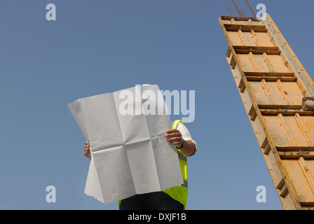 Plan de l'ingénieur sur site de construction low angle view Banque D'Images