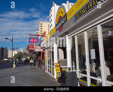 Le café et snack-bar populaire appelé Marianos à Benidorm, Espagne Banque D'Images