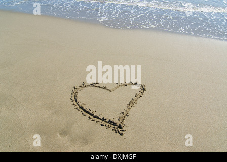 Espagne Andalousie forme de coeur dessiné dans le sable sur la plage Banque D'Images