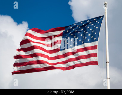 Les Stars and Stripes voletant dans le port de Boston, Mass, USA 2 Banque D'Images